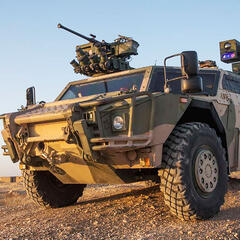 Feuerunterstützungstrupp auf einem Spähwagen "Fennek" der Deutschen Bundeswehr mit eingebautem Beobachtungsgerät zur Zielfestlegung. (Foto: Bundeswehr/Marco Dorrow; gemeinfrei)