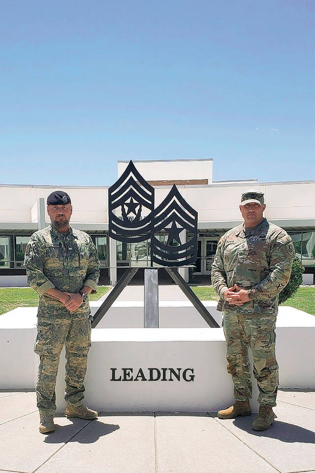 Vizeleutnant Wolfgang Brunner (li.) mit einem Kameraden der U.S. Army vor dem Denkmal in der Sergeants Major Academy. (Foto: Brunner)