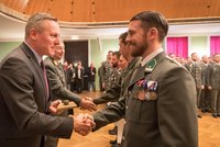 Bundesminister Mario Kunasek gratuliert dem Lehrgangsersten, Wachtmeister Kevin Gugler vom Jägerbataillon 12 in Amstetten. (Foto: Bundesheer/Daniel Trippolt) 