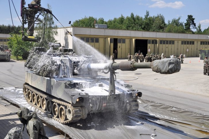 Dekontamination von oben mittels Ladekran und Arbeitskorb. (Foto: ÖBH/Hämmerle)