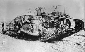 Der britische Mark I - "Mother"-Tank war das erste Panzermodell mit der typischen Rhomboid-Form. (Foto: Bain News Service, U.S. Library of Congress, <a href="https://www.loc.gov/rr/print/res/274_bain.html" target ="_new">Public Domain</a>)
