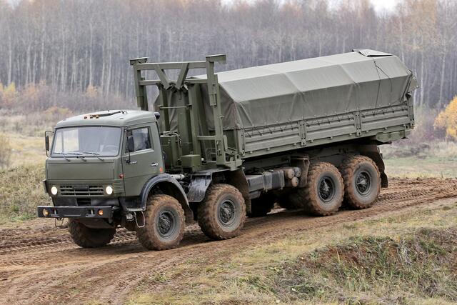Transport-LKW mit Hakenlastsystem auf Basis eines KAMAZ-63501. (Foto: Vitaly V. Kuzmin; CC BY-SA 4.0)