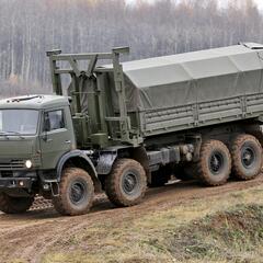 Transport-LKW mit Hakenlastsystem auf Basis eines KAMAZ-63501. (Foto: Vitaly V. Kuzmin; CC BY-SA 4.0)