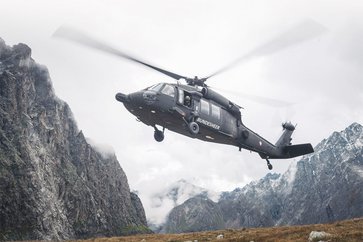 Ein Transporthubschrauber S-70 "Black Hawk" in den Alpen. (Foto: Bundesheer/Daniel Trippolt)