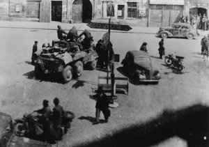 Der amerikanische Spähtrupp ist auf dem Hauptplatz von Amstetten eingetroffen. (Foto: Stadtarchiv Amstetten)