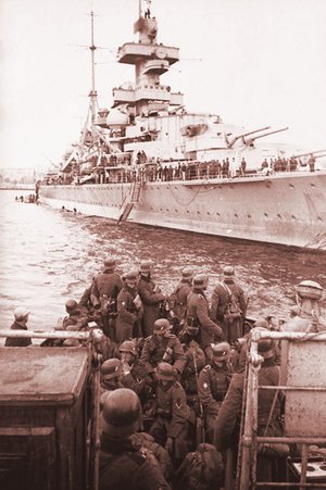 Soldaten der Deutschen Wehrmacht werden vor dem schwerem Kreuzer Admiral Hipper in der norwegischen Hafenstadt Trondheim ausgeladen. (Foto: Eitel Lange/Bundesarchiv, Bild 101I-757-0038N-11A; CC-BY-SA 3.0)