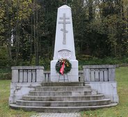 Denkmal in einem der beiden Wieselburger Lagerfriedhöfe. (Foto: Franz Wiesenhofer)