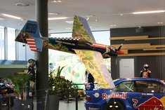 Flugzeug und Rennwagen im Ausstellungsbereich des Fan Shops am Red Bull Rings. (Foto: RedTD/Gerold Keusch)