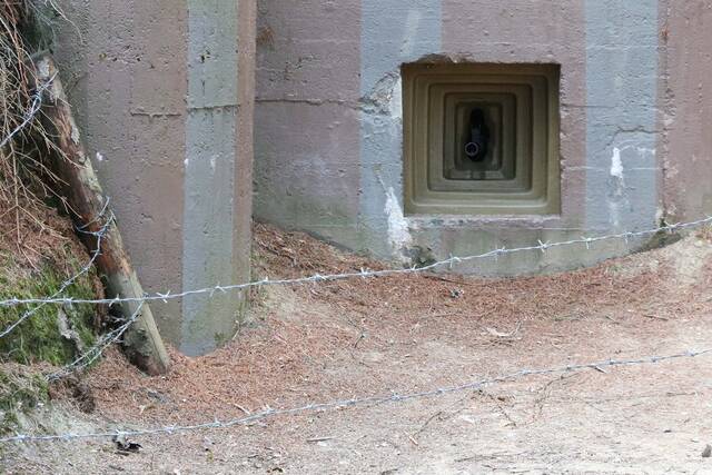 Schießscharte eines leichten Bunkers vom Modell 37 im Freilichtmuseum bei Slavonice. (Foto: RedTD/Gerold Keusch)