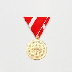 Goldene Medaille für Verdienste um die Republik Österreich (Foto: Österreichische Präsidentschaftskanzlei; gemeinfrei)