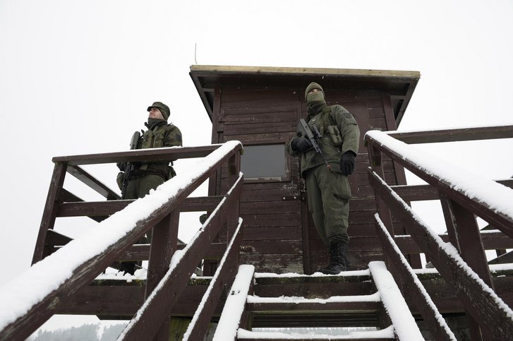 Milizsoldaten während der Übung „Herbstwacht 2015“ auf einem Beobachtungsposten.  (Foto: Stefan Tesch)