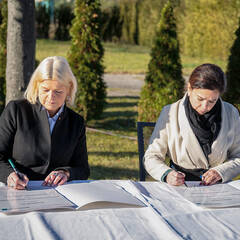 Verteidigungsministerin Klaudia Tanner und Barbara Glück, Direktorin des Mauthausen Memorial, unterzeichnen am 12. Dezember 2022 die Fortsetzung des Kooperationsabkommens in der Grazer Belgier-Kaserne. (Foto: Bundesheer/Laura Heinschink)