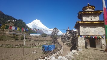 Der Weg zum Manaslu führt immer wieder bei Tempeln vorbei. (Foto: Gerald Schumer)