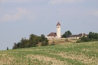 Die Kirche in Obritzberg ist eine weithin sichtbare Landmarke und taktisch bedeutende Position, die eine Beobachtung über das gesamte Wölblinger Becken ermöglicht. (Foto: RedTD/Gerold Keusch)