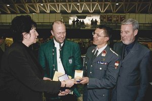 Die ehemalige Leistungssportlerin und Landeshauptmann-Stellvertreterin von Niederösterreich, Liese Prokop, überreicht Karl Pavlis einen Landesorden. (Foto: Archiv Pavlis)