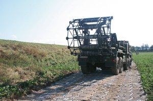 Eine Faltstrasse wird in Rust/Tullnerfeld ausgelegt. Erst dadurch konnten zivile Firmen zur Sanierung des gebrochenen Dammes zufahren. (Foto: Bundesheer/Felix Höbarth)