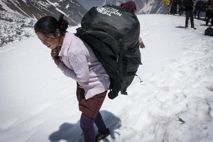 Alle Einwohner von Samagaon und des Nachbarortes helfen mit, Ausrüstung bis zum Basislager zu bringen - ein lukrativer, wenn auch anstrengender, Job. (Foto: RNLMC/Jord)