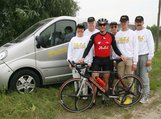 Luis mit seinem Team und dem Bus vor dem Wettkampf. (Foto: Werner Planer)