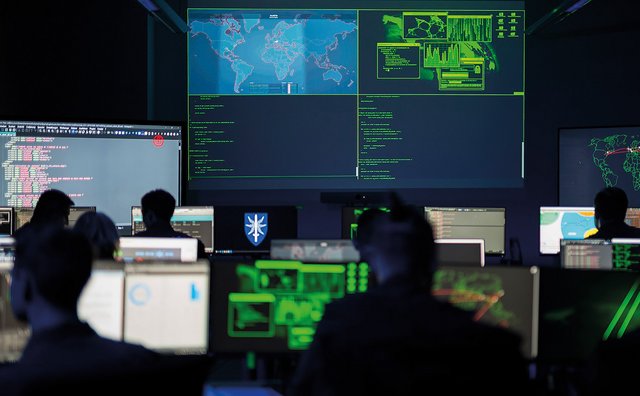 Cyber-Kräfte der Direktion 6, IKT und Cyber, an ihrem Arbeitsplatz. Sie sind das militärische Element zur Beherrschung des vollen Spektrums des Kampfes in der Cyberdomäne und umfassen alle Kräfte der Waffengattungen „IKT-Truppe“, „Cyber-Truppe“ und „Elektronischer Kampf-Truppe“. (Foto: Bundesheer)
