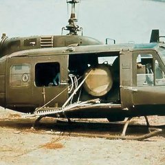 Bell UH-1 „Iroquois“ („Huey“) mit Sprühvorrichtung. (Foto: U.S. Army/gemeinfrei)