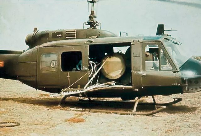 Bell UH-1 „Iroquois“ („Huey“) mit Sprühvorrichtung. (Foto: U.S. Army/gemeinfrei)