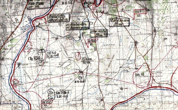 Indirekter Beleg fragwürdiger russischer Truppenpräsenz in Syrien: Eine Landkarte Syriens auf der die Bezeichnung für ein „147. Regiment“ der russischen Streitkräfte eingetragen wurde (schwarzer Kasten Mitte oben im Bild). Eine derartige Einheit ist beim gesamten russischen Militär nicht bekannt. Aus diesem Grund wird vermutet, dass dieses Regiment eine Tarnbezeichnung für eine Einheit der privaten russischen Militäreinheit „Gruppe Wagner“ darstellt. (Foto: Fotanka.ru)