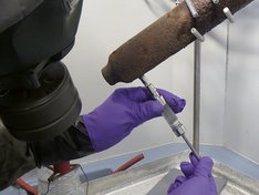 Extraktion der Probe aus dem Behälter. (Foto: Bundesheer/ABC-Abwehr & ABC-Abwehrschule)