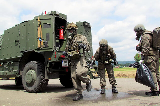 Soldaten der ABC-Abwehrkompanie führen eine Individualdekontamination durch. (Foto: PzStbB4/Marco Fida)