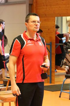 Vizeleutnant Karl Pavlis leitet die Körperausbildung des Generalstabslehrganges in der Sporthalle der Stiftkaserne. (Foto: Truppendienst/Gerold Keusch)