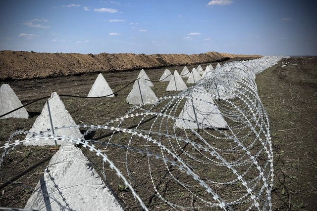 Panzergräben, Drachenzähne und Stachelband als Teil einer ukrainischen Feldbefestigung. (Foto: 23rd Engineer Positioning Regiment/Ukraine; CC BY-SA 4.0)