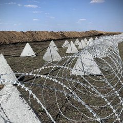 Panzergräben, Drachenzähne und Stachelband als Teil einer ukrainischen Feldbefestigung. (Foto: 23rd Engineer Positioning Regiment/Ukraine; CC BY-SA 4.0)