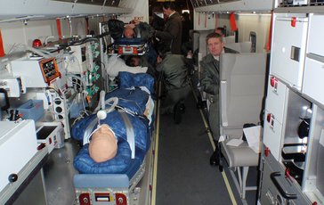 Die Konfiguration der C-130 mit einer Intensive Care Unit (ICU) und einer Non Intensive Care Unit (NICU) für einen Schwerverletzten und drei Leichtverletzte zur Überwachung und Betreuung während des Fluges. (Foto: Wolfgang Jany)