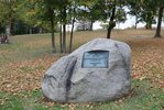 Stein mit Gedenktafel zur Georgenberger Handfeste im Schlosspark. (Foto: RedTD/Gerold Keusch)