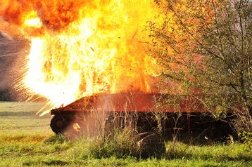Der Panzer in Flammen zeigt eine pyrotechnische Darstellung der Klasse II mit einem Schützenpanzerwrack bei einer Übung der Heerestruppenschule. (Foto: Bundesheer/Elisabeth Zechmeister)