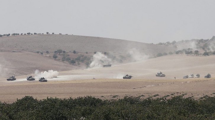 M60 Kampfpanzer der türkischen Armee (im Bild links), gefolgt von ‘Technicals’ (4WDs mit schweren MGs und Kämpfern) der FSyA beim Vormarsch in Richtung Jarablus, am 23. September 2016. (Foto via R. S.)