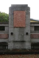 Auf dem zentralen Denkmal des Soldatenfriedhofes steht, dass 241 sowjetische Soldaten in Herzogenburg bestattet sind. (Foto: RedTD/Gerold Keusch)