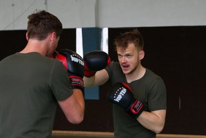 Zwei Soldaten üben eine Schlagserie - einer schlägt, der andere wehrt ab. (Foto: Sascha Harold)