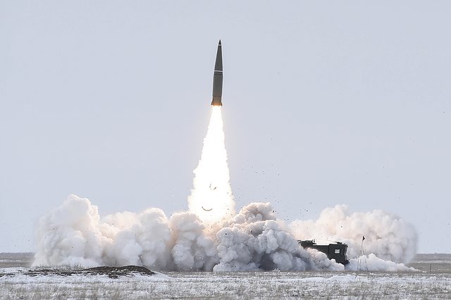 Start einer „Iskander“-Rakete (re.). (Foto: mil.ru; CC BY-SA 4.0)