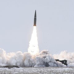 Start einer „Iskander“-Rakete (re.). (Foto: mil.ru; CC BY-SA 4.0)