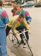 Luis beim Start des Radbewerbes bei seinem ersten Triathlon, einem „Schnupperbewerb“ des Tria Teams NÖ West in Amstetten. (Foto: Archiv Wildpanner)