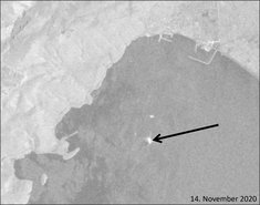 Tasucu-Bucht: Die vor Anker liegenden Gas- und Ölbohrschiffe (Pfeil) werden vorrangig mittels optischer Fernerkundungsdaten überwacht. Bei ungünstigen Witterungsverhältnissen  werden Radardaten genutzt (Grauwertebild). (Foto: UN)