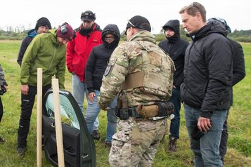 Im Seminar lernen wir, dass eine Autotür keinen geeigneten Schutz vor Schusswaffen bietet. (Foto: Bundesheer/Gunter Pusch)