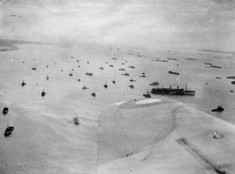 Alliierte Landungsschiffe vor der Küste der Normandie, 6. Juni 1944. (Foto: Parnall, C H Lt./Royal Navy official photographer, gemeinfrei)