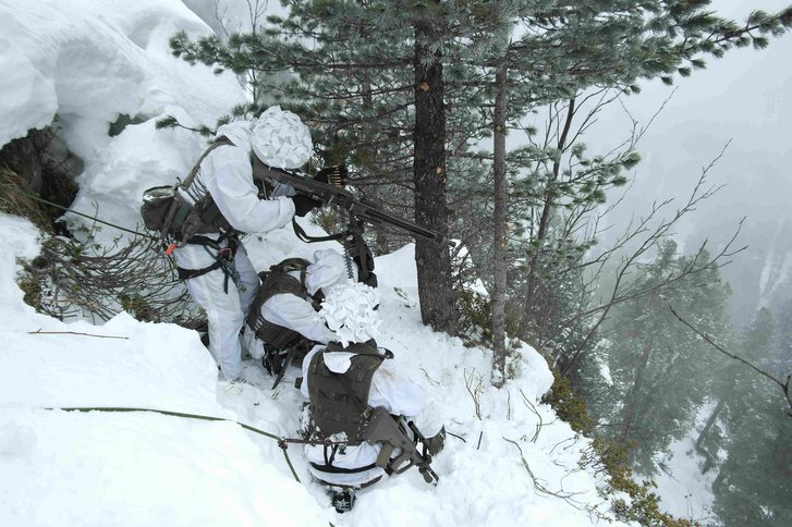 Soldaten mit MG74 schießen im steilen Gelände unter Seilsicherung. (Foto: Faustini)