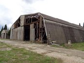 Die restlichen Hangars aus der Epoche der k.u.k.-Monarchie sind in desolatem Zustand. (Foto: Manuel Martinovic)