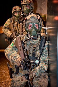 Widrige Umfeldbedingungen erfordern die Ausstattung der eingesetzten Soldaten mit Pressluft-Atemschutzgeräten. (Foto: ÖBH/Robert P.)