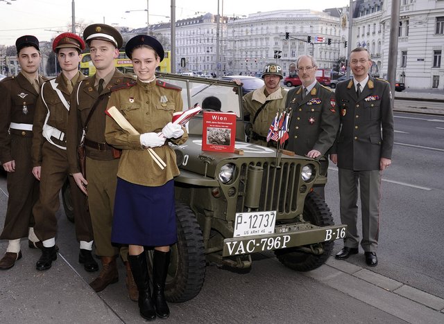 Brigadier Urrisk-Obertynski (re.) und Brigadier Wagner (re. außen), Militärkommandant von Wien, mit den „Vier im Jeep“ bei der Präsentation des Buches "Die Vier Alliierten 1945 – 1955" am 18. März 2015. (Symbolfoto: Bundesheer/Christian Johannes)