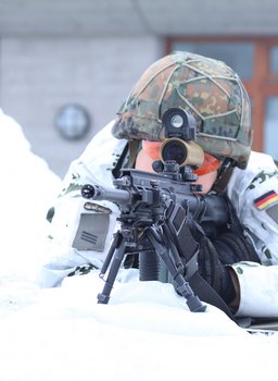 Ein deutscher Gebirgssoldat beim Scharfschießen. (Foto: Bundesheer/Martin Hörl) 