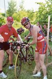 Herbert unterstützt Luis am Beginn des Radrennens. (Foto: Archiv Wildpanner)