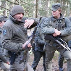 Major Gurschka erklärt den Soldaten die Situation der sowjetischen Angreifer, nachdem deren erster Ansatz liegen geblieben war und sie im Granatenhagel in Deckung gehen mussten. (Foto: Gerold Keusch)